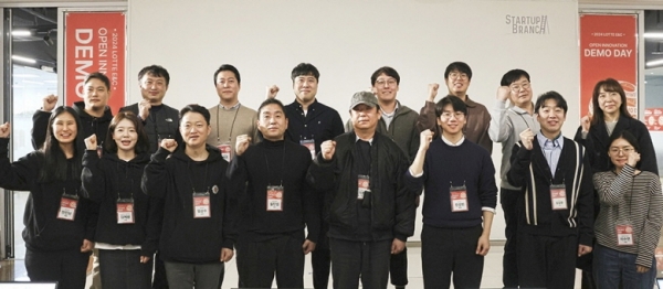 서울 삼성동 코엑스에서 롯데건설, 스타트업 등 관계자들이 데모데이를 진행하고 기념사진을 찍고 있다./사진=롯데건설