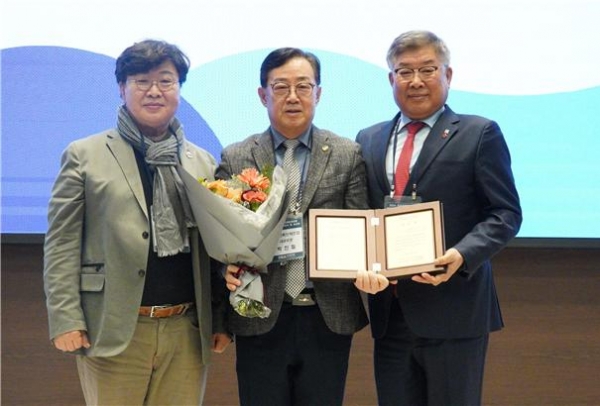 공로패 전달. 사진 좌측부터 한영근 회장, 박진철 회장, 김재록 회장/제공=FIKA