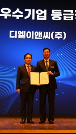 사진 우측 홍승훈 DL이앤씨 컴플라이언스RM담당과 한기정 공정거래위원장/사진=DL이앤씨