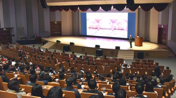 이희수 교수가 인문학 강좌를 진행하고 있다./사진=건설공제조합