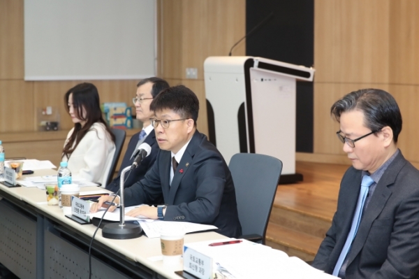 진현환 국토부 1차관이 해외건설시장 동향 점검회의를 주재하고 있다./사진=국토부