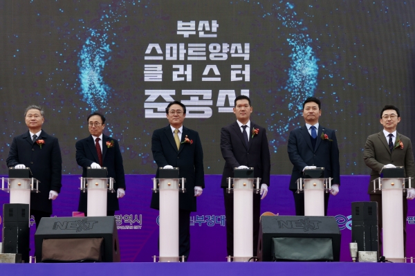 사진 우측 3번째 허윤홍 GS건설 대표, 4번째 강도형 해양수산부 장관, 5번째 김광회 부산시 미래혁신부시장 외 내빈들이 축포점화를 하고 있다./사진= GS건설 제공