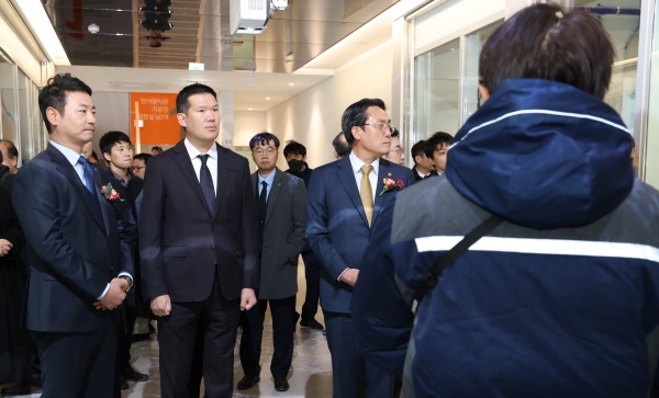 사진 가운데 허윤홍 GS건설 대표, 우측 강도형 해양수산부 장관 외 내빈들이 양식 시설물을 둘러보고 있다./사진= GS건설 제공