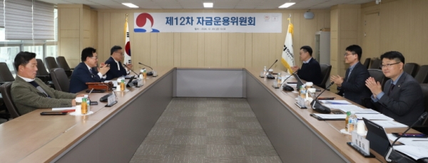 사진 좌측 2번째 김종서 이사장(직무대행)이 제12차 자금운용위원회에서 신규 위원을 소개하고 있다./사진=CI GUARANTEE