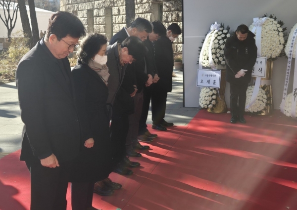 사진 좌측 2번째 이은재 K-FINCO 이사장을 비롯한 임직원들이 지난 31일 오후 서울시청에 마련된 ‘제주항공 여객기 사고 희생자 합동분향소’를 찾아 참배하고 있다./사진=K-FINCO