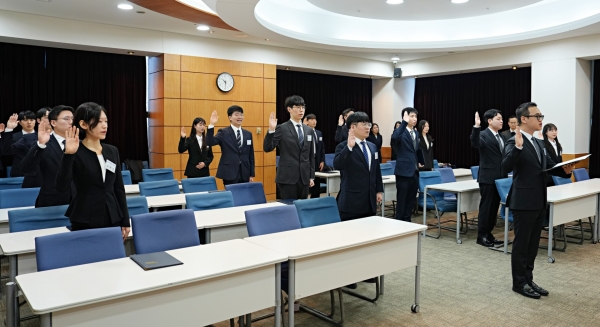 신입직원 일동이 직무를 성실히 수행할 것을 선서하고 있다./제공=K-FINCO