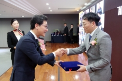 이승찬 회장이 ‘자랑스런 계룡인상’ 수상자(김호영)에게 상패를 전달하고 있다./사진=계룡건설