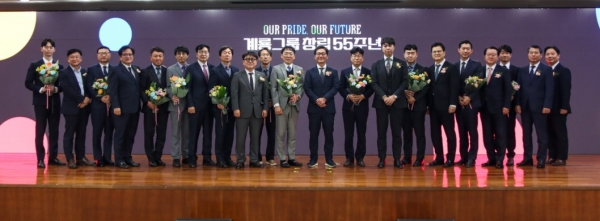 이승찬 회장을 비롯한 경영진과 수상자들이 기념촬영을 진행하고 있다./사진=계룡건설