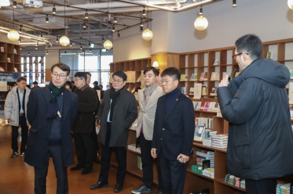 진현환 국토교통부 제1차관은 17일 오후 경기도 수원시 영통구에 위치한 광교 주상복합시설 현장을 찾아 실제 개발사업 운영사례를 점검하고 필요한 제도개선 건의사항을 들었다./사진=국토부