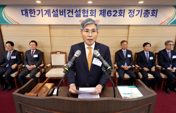 조인호 회장이 개회사를 하고 있다./사진=대한기계설비건설협회