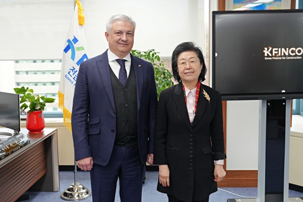 사진 우측 이은재 K-FINCO 이사장과 좌측 드미트로 포노마렌코 주한 우크라이나 대사/사진=K-FINCO 제공