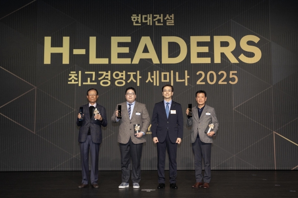 ‘2025 H-Leaders 최고경영자 세미나’에서 이한우 현대건설 대표이사(오른쪽에서 2번째)와 공정(일우건설)·품질(웅진개발)·안전(신원이엔지개발) 분야 최우수 협력사 대표들이 시상식 후 기념 촬영을 진행하고 있다./사진=현대건설