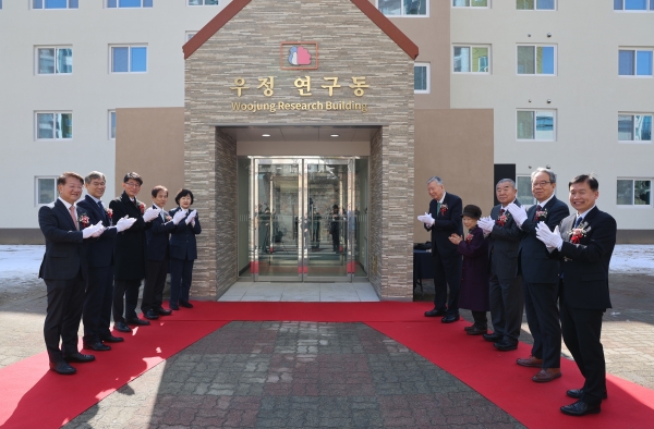 이중근 부영그룹 회장과 카이스트 관계자들이 우정연구동 앞에서 기념 촬영을 하고 있다./사진=부영
