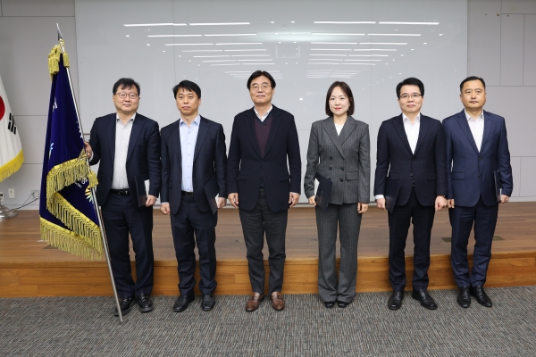 우수부서 시상식에서 김형렬 청장(가운데)과 우수부서 과장들이 기념사진을 찍고 있다./사진=행복청