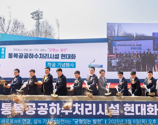 사진 우측 3번째 김승모 대표이사가 4번째 정장선 평택시장 등 주요 관계자들과 시삽을 하고 있다./제공=한화 건설부문