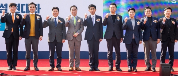 사진 좌측 5번째 김승모 대표이사가 정장선 평택시장(좌측 4번째) 등 주요 관계자들과 기념촬영을 하고 있다./제공=한화 건설부문