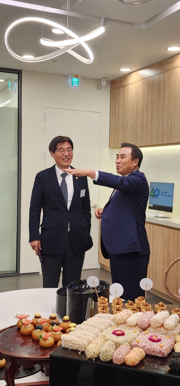 윤학수 회장이 김형렬 행복청장을 안내하며 사무실 구석구석 소개하고 있다./사진=오마이건설뉴스