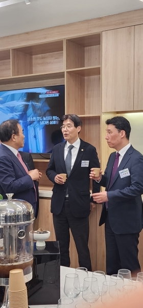 윤학수 회장이 내빈들과 다과장에서 담소를 나누고 있다. 사진 중앙 김형렬 행복청장, 맨 우측 이승원 세종시 경제부시장/사진=오마이건설뉴스