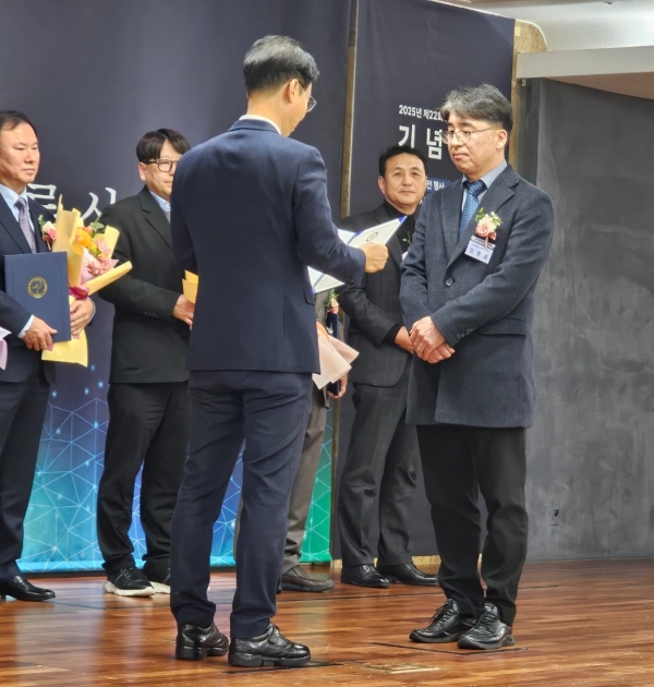 김명홍 부장이 표창을 수여받는 모습./사진=DL건설