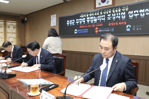 윤학수 회장이 협약서에 서명하고 있다./사진=전문건설협회