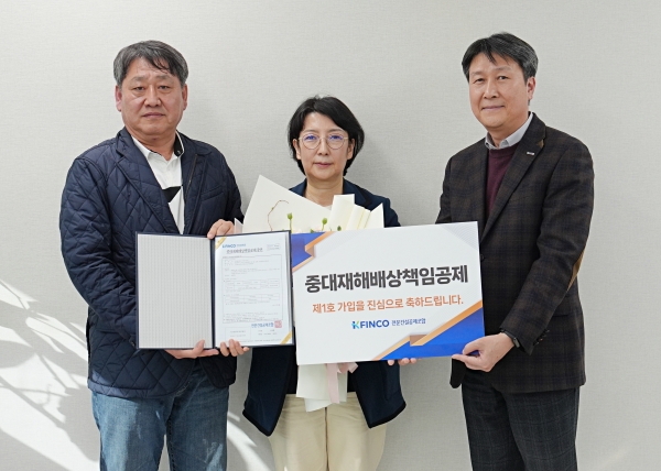 사진 좌측부터 ㈜케이에스건설 신광수 이사, 안지영 대표이사, K-FINCO 이형철 대전지점장/사진=K-FINCO 제공