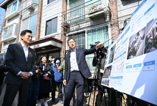 오세훈 시장이 17일 오후 규제철폐 33호 대상지인 '구로구 오류동 108-1번지 일대'를 찾아 현장 브리핑을 청취하고 있다./사진=서울시 제공