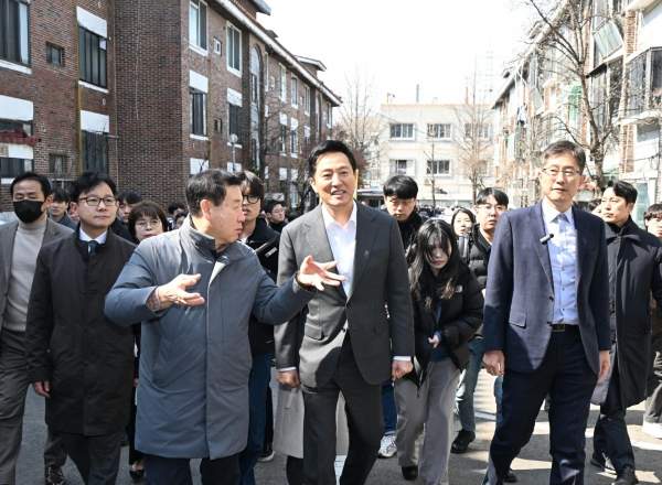 오세훈 시장이 '구로구 오류동 108-1번지 일대'를 찾아 현장을 둘러보고 있다./제공=서울시 제공