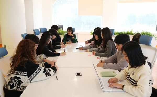 ‘공직몰입 워크숍’에 참여한 신규직원들이 변산비치 워케이션 센터에서 행복청 가이드북 제작을 위한 분임토의를 하고 있다./사진=행복청