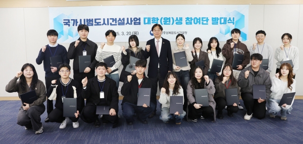 사진 뒷줄 좌측에서 5번째 김형렬 행복청장/사진=행복청