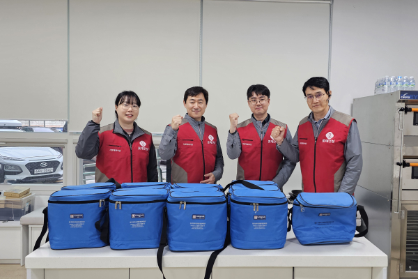 롯데건설 샤롯데 봉사단이 의정부 지역에서 봉사활동 후 기념촬영을 하고 있다./사진=롯데건설