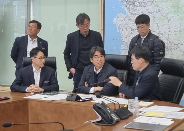 사진 좌측에서 4번째 이지웅 노조위원장이 중앙재난상황실을 찾아 긴급 현안 점검을 하고 있다./사진=한국도로공사
