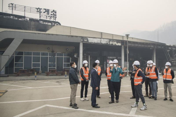 사진 가운데 녹색 상의 함진규 사장이 청송휴게소(영덕방향)를 찾아 긴급 현장 점검을 하고 있다./사진=한국도로공사