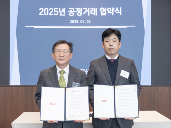 공정거래 협약사진. 왼쪽부터 HDC현대산업개발 정경구 대표, 태흥건설 박보성 대표/사진=HDC현산 제공
