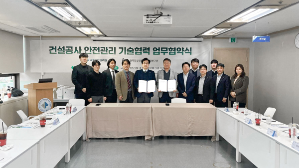사진 중앙 왼쪽 오영석 국토안전관리원 건설안전본부장, 오른쪽 정상화 한국건설생활환경시험연구원 건설본부장/사진=국토안전관리원 제공