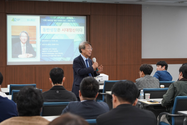 정운찬 前 국무총리는 대한전문건설협회 CEO 양성과정 특별강연을 통해 "동반성장은 지속가능한 발전을 위한 필수조건"이라고 강조했다./사진=대한전문건설협회