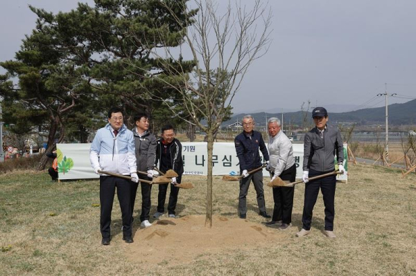 오른쪽에서 첫 번째 한국도로공사 함진규 사장, 왼쪽에서 첫 번째 경주시 주낙영 시장/사진=한국도로공사