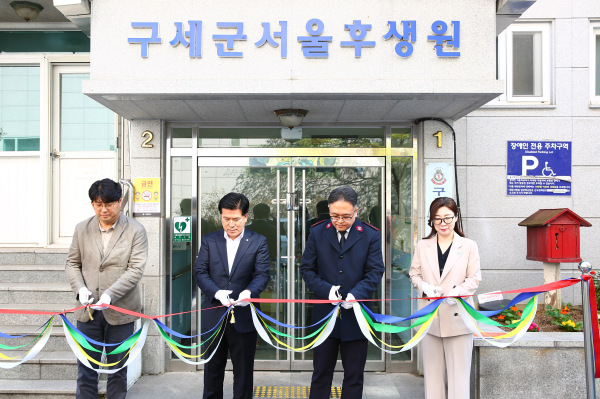 전창수 인사지원실장, 구세군 서울후생원 박준경 원장, 초록우산 신정원 사회공헌협력본부장 등 관계자들이 ‘한화와 함께하는 희망 보금자리 1호’ 개관을 축하하고 있다./사진=한화