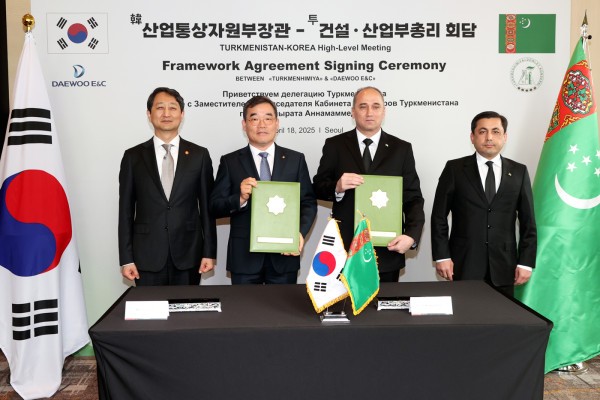대우건설 김보현 사장과 도브란겔디 사파예프(Dovrangeldi Sapbayev) 투르크메니스탄 국영화학공사 회장이 기본합의서에 서명하고 있다./사진=대우건설