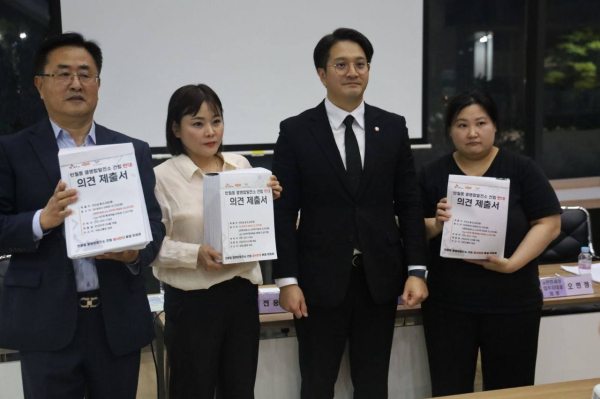 전용기 의원이 인사말을 하고 있는 가운데 한 어린이가 “전용기 의원님, 아이들 곁에서 함께 해주세요”라는 글귀가 적힌 용지를 들고 있다./사진=전용기 의원실 제공