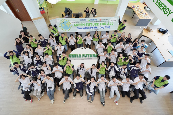 지난 15일, 베트남 타인호아성 ‘기후변화 대응 교육센터’에서 현대엔지니어링 글로벌 봉사단과 학생들이 기념사진을 촬영하고 있다./사진=현대엔지니어링
