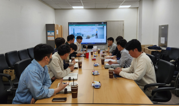 왼쪽 줄 안쪽 모니터 바로 앞 관리원 갈경완 팀장이 철도시설 평가시스템에 대해 설명중인 모습/사진=국토안전관리원 제공