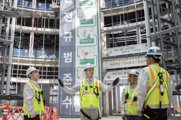 사진 가운데 이한우 현대건설 대표이사가 현대 하이테크센터 현장에서 '추락사고 예방 릴레이 캠페인' 활동의 일환으로 현장 안전 점검을 하고 있다./사진=현대건설 제공