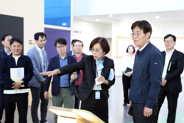 김형렬 행복청장(오른쪽에서 2번째)이 국립어린이박물관 어린이날 행사장을 둘러보며 준비상황을 점검하고 있다./사진=행복청
