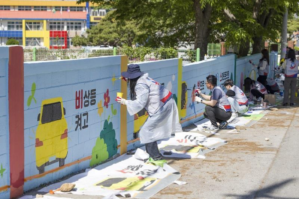 한국도로공사 직원들이 김천서부초등학교에서 벽화 그리기 봉사활동을 하고 있다./사진=한국도로공사