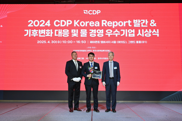 현대건설 안전수행지원실 김제영 실장(가운데)이 CDP 한국위원회 주요 관계자들과 기념사진을 촬영하고 있다./사진=현대건설