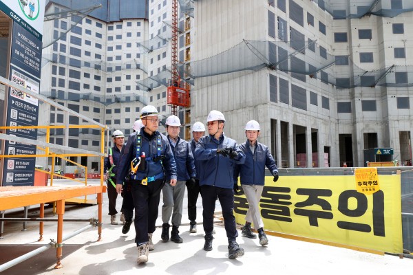 지난 23일, 부천 송내역 푸르지오센트비엔현장에서 안전점검을 진행중인 대우건설 김보현 사장(맨 앞줄 오른쪽)/사진=대우건설 제공