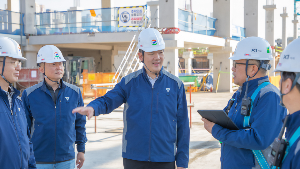 허윤홍 GS건설 대표(사진 가운데)가 현장을 둘러보며, 직원들에게 안전을 당부하고 있다./사진=GS건설 제공