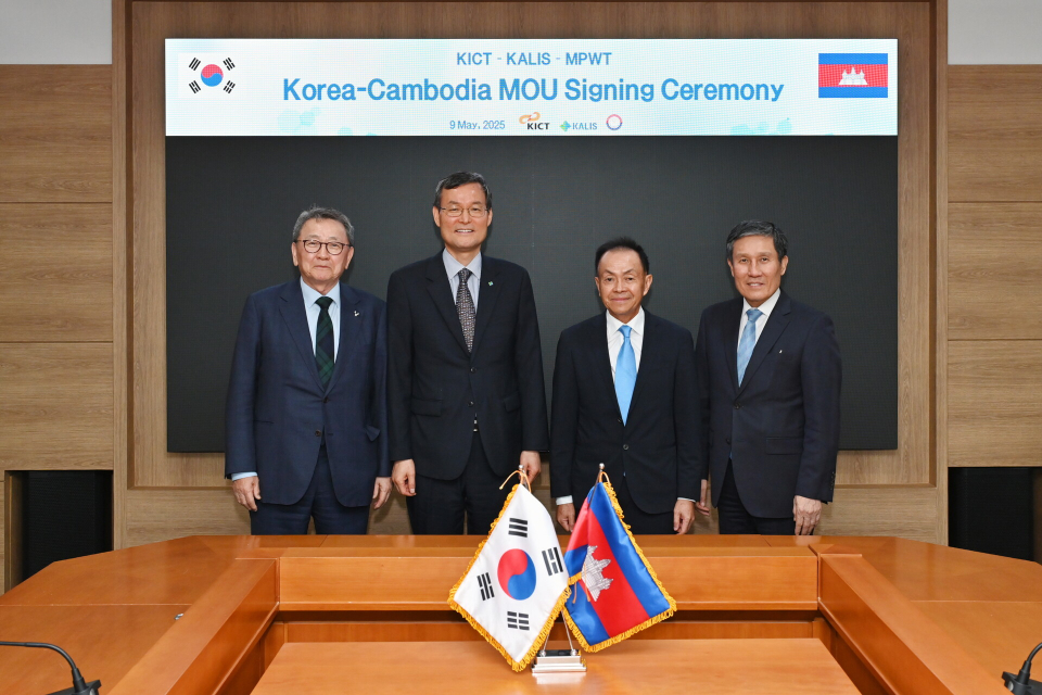 사진 왼쪽부터 전경수 (주)유신 회장, 김일환 국토안전관리원 원장, 소우 빅토 캄보디아 공공사업교통부 차관, 박선규 한국건설기술연구원 원장/제공=국토안전관리원