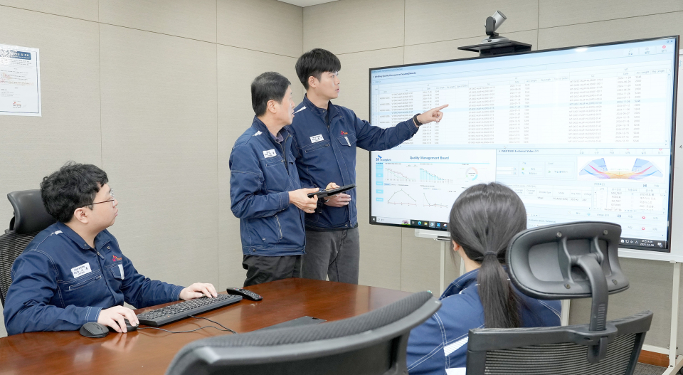 SK오션플랜트 품질실 임직원들이 해상풍력 특화 디지털 품질 관리 플랫폼인 WQMS, NQMS 시스템을 시연하고 있다./사진=SK오션플랜트