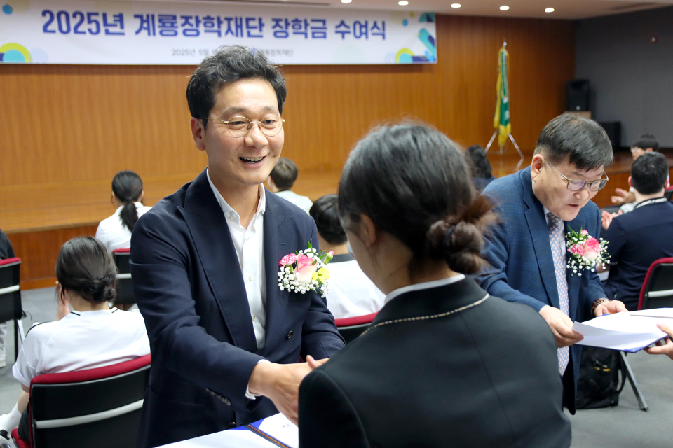이승찬 계룡장학재단 이사장이 고등학생‧대학생에게 장학증서와 장학금을 전달하고 있다./사진=게룡건설